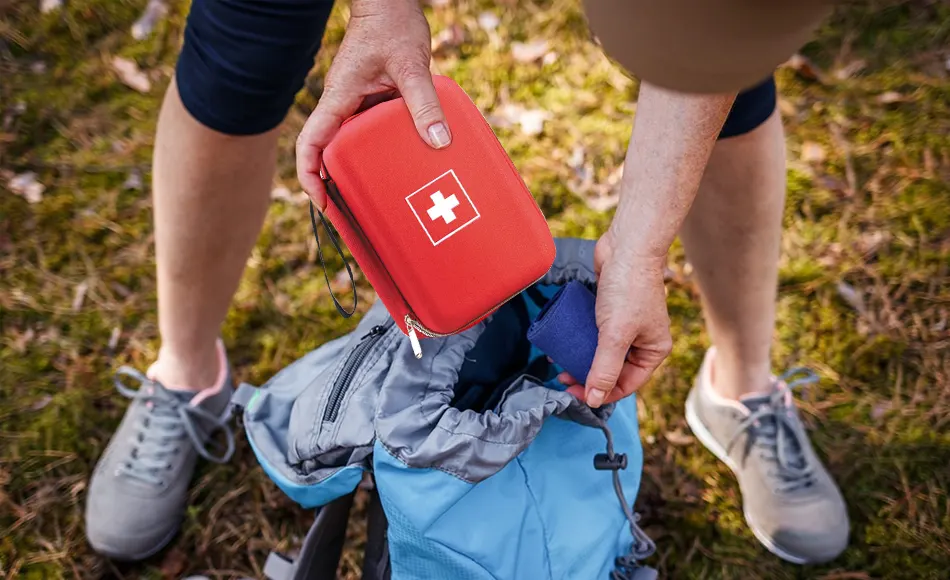 Cosa devo mettere in un kit di pronto soccorso all'aperto?