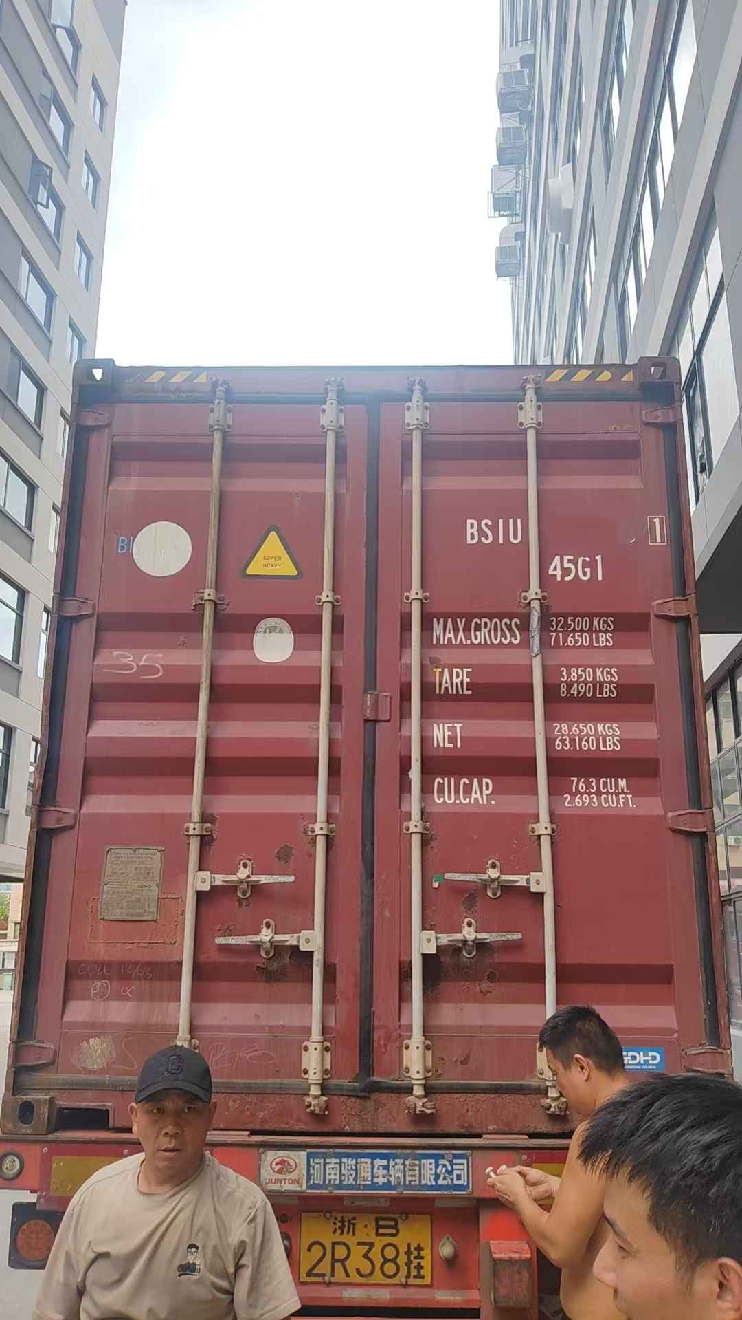 Carico giornaliero dei container a Yiwu Kebon: kit di pronto soccorso pronti per la consegna globale